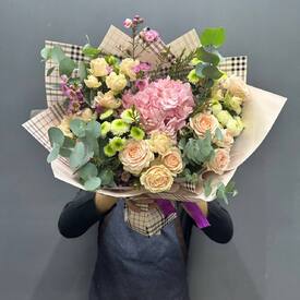 Букет из роз, гортензии и хризантем  