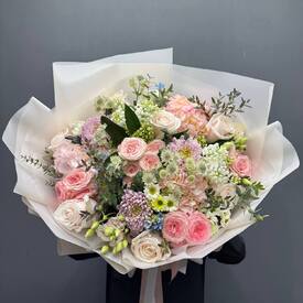 Букет из сирени, хризантемы и роз 