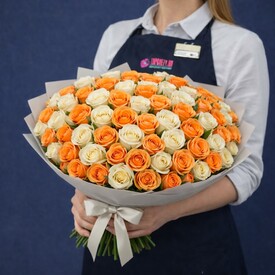 101 оранжево-белые розы Кения 40см