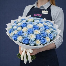 101 бело-голубая роза Кения 40см