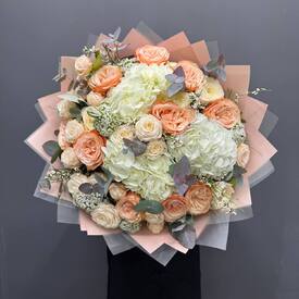 Букет из гортензии и роз