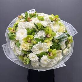 Букет из хризантем, орхидей и роз