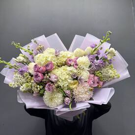 Букет из роз, гортензии и хризантем