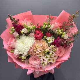 Букет из гортензии, роз и хризантем