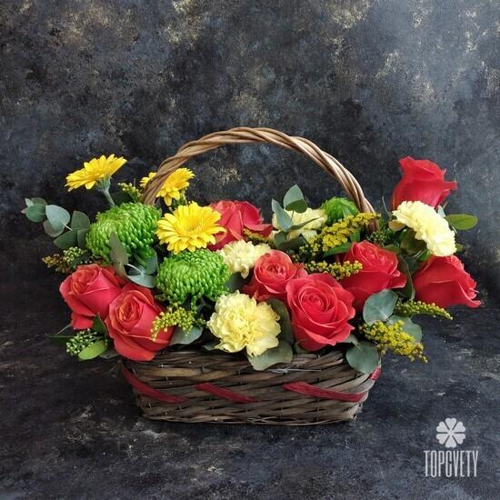 Букет из хризантем, роз и гвоздик