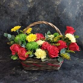 Букет из хризантем, роз и гвоздик