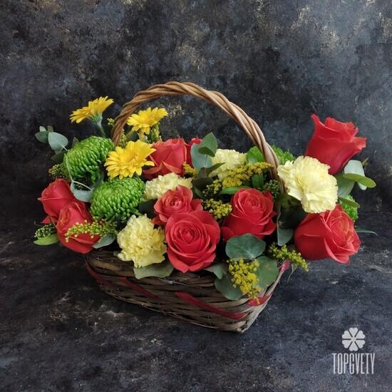Букет из хризантем, роз и гвоздик