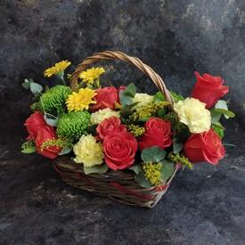 Букет из хризантем, роз и гвоздик