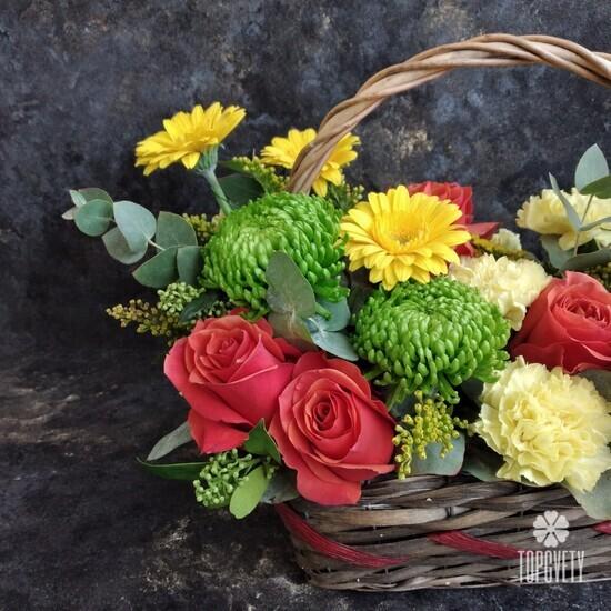 Букет из хризантем, роз и гвоздик