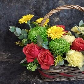 Букет из хризантем, роз и гвоздик