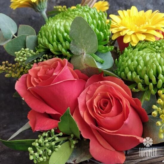 Букет из хризантем, роз и гвоздик