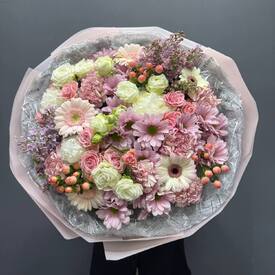 Букет из роз, гербер и хризантем