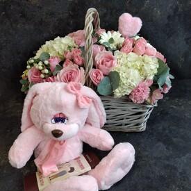 Букет из гортензий и роз в корзине и мягкая игрушка