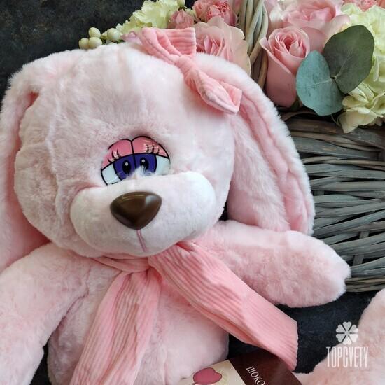 Букет из гортензий и роз в корзине и мягкая игрушка