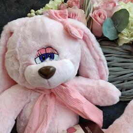 Букет из гортензий и роз в корзине и мягкая игрушка