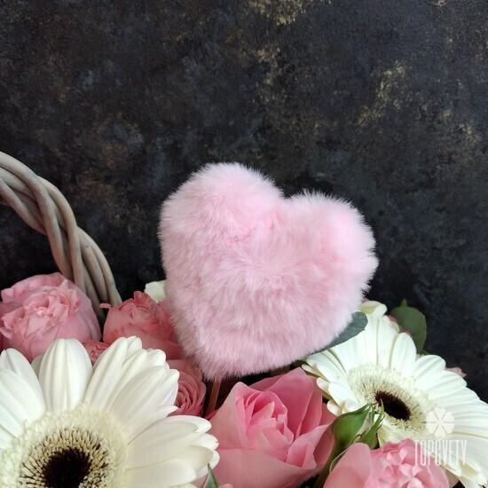 Букет из гортензий и роз в корзине и мягкая игрушка