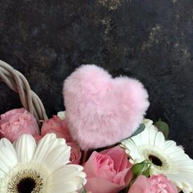 Букет из гортензий и роз в корзине и мягкая игрушка