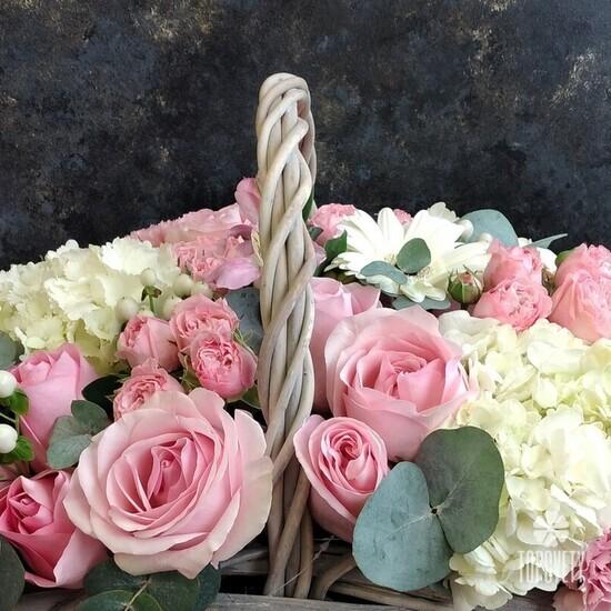 Букет из гортензий и роз в корзине и мягкая игрушка