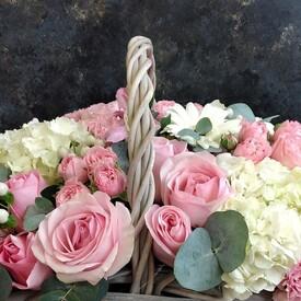 Букет из гортензий и роз в корзине и мягкая игрушка