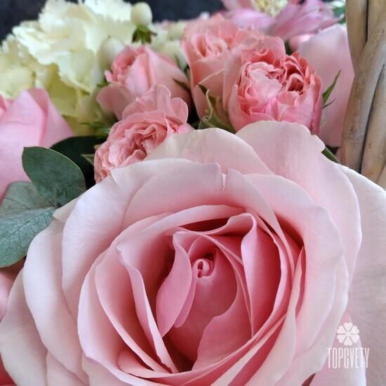 Букет из гортензий и роз в корзине и мягкая игрушка