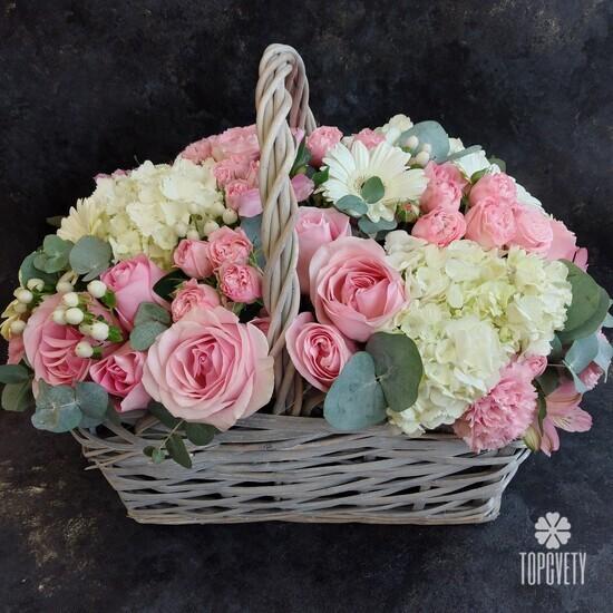 Букет из гортензий и роз в корзине и мягкая игрушка
