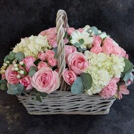 Букет из гортензий и роз в корзине и мягкая игрушка