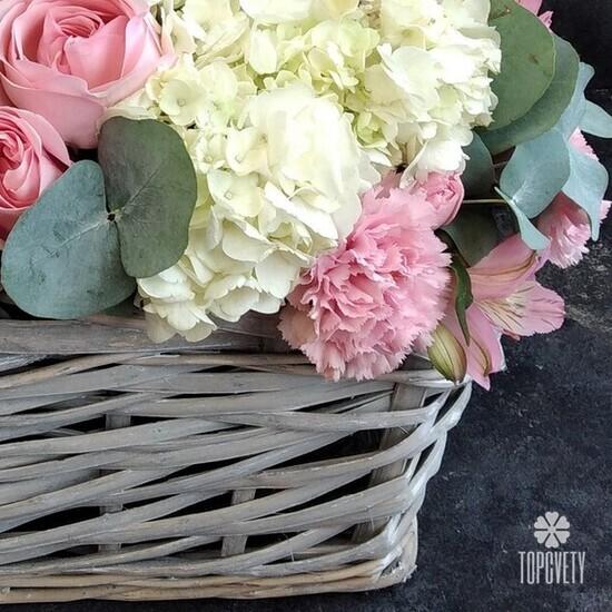 Букет из гортензий и роз в корзине и мягкая игрушка
