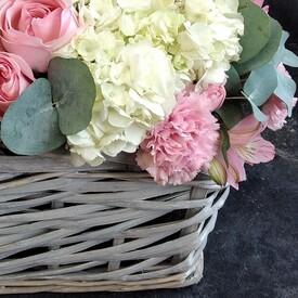 Букет из гортензий и роз в корзине и мягкая игрушка