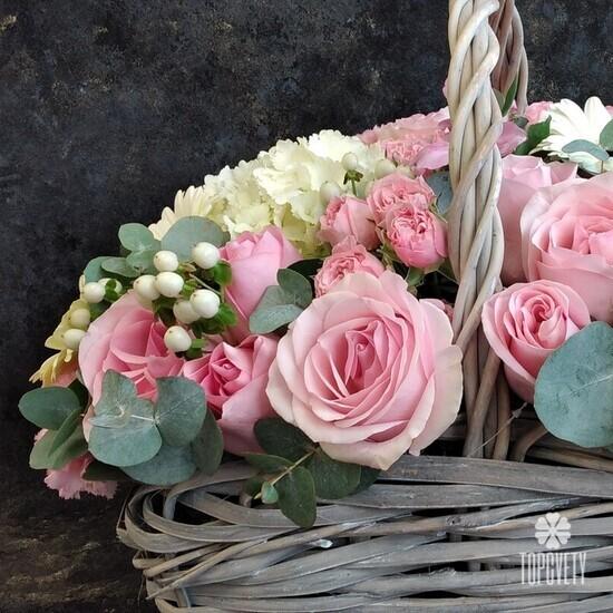 Букет из гортензий и роз в корзине и мягкая игрушка