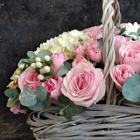 Букет из гортензий и роз в корзине и мягкая игрушка