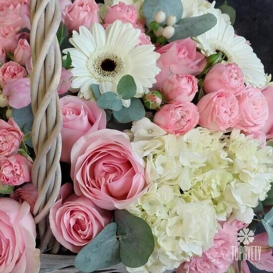 Букет из гортензий и роз в корзине и мягкая игрушка