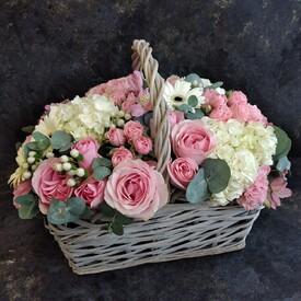 Букет из гортензий и роз в корзине и мягкая игрушка