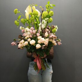 Букет из кустовых роз, вибурнума и каллы