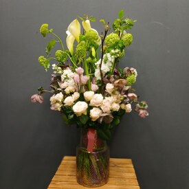 Букет из кустовых роз, вибурнума и каллы