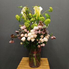 Букет из кустовых роз, вибурнума и каллы