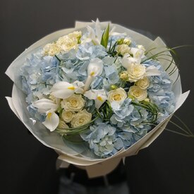 Букет из гортензии, ирисов и роз