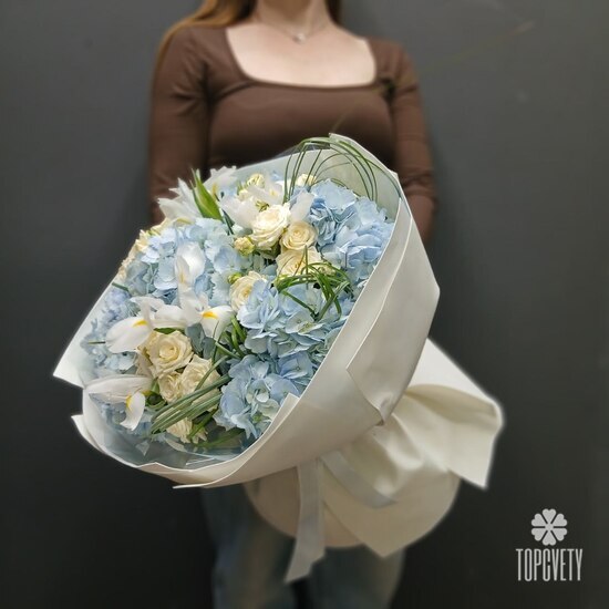 Букет из гортензии, ирисов и роз