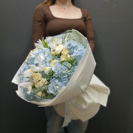 Букет из гортензии, ирисов и роз