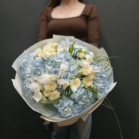 Букет из гортензии, ирисов и роз