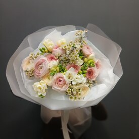 Букет из фрезии, ранункулюса и хамелациума