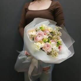 Букет из фрезии, ранункулюса и хамелациума