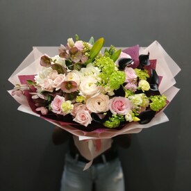 Букет из роз, ранунклюсов и калл