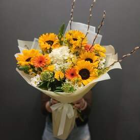 Букет из подсолнухов, гербер и роз