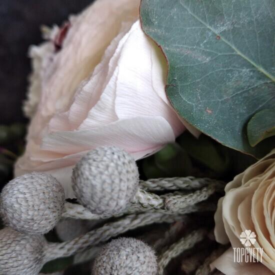 Букет их ранункулюсов, гвоздик и роз