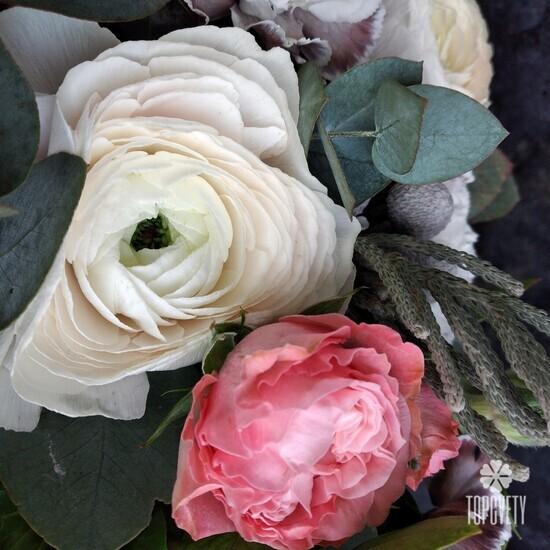 Букет их ранункулюсов, гвоздик и роз