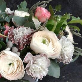 Букет их ранункулюсов, гвоздик и роз
