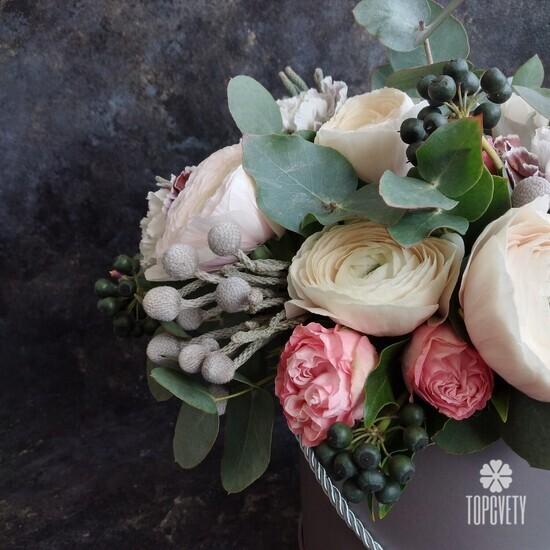 Букет их ранункулюсов, гвоздик и роз