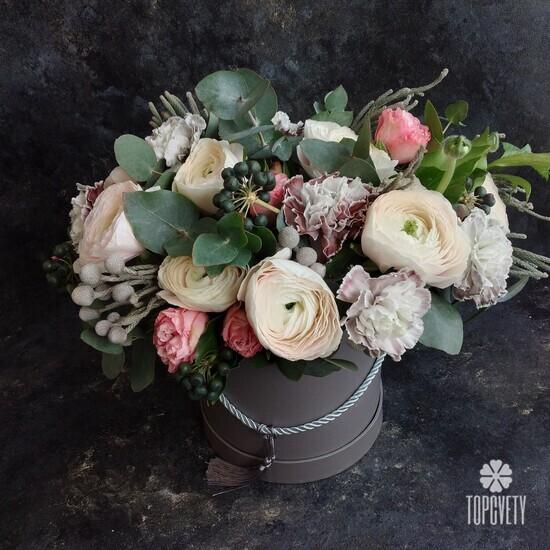 Букет их ранункулюсов, гвоздик и роз