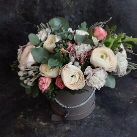 Букет их ранункулюсов, гвоздик и роз