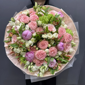 Букет из роз, пионов и эустомы